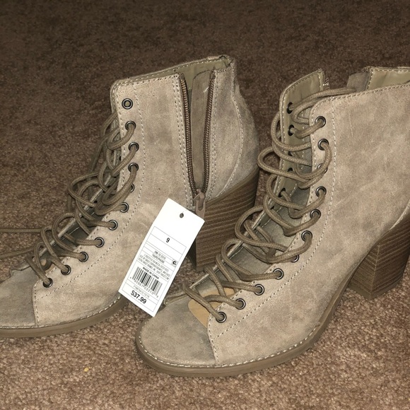 BRAND NEW Tan, Lace-Up Block Heels - Picture 2 of 2